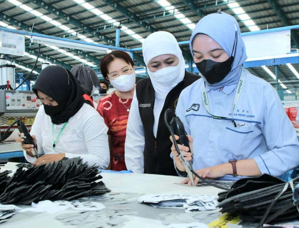 Belasan Ribu Sepatu Asal Madiun Diekspor ke China Gubernur Khofifah saat hadir di PT. DPS, Dusun Krapyak, Desa Purworejo, Kec. Pilangkenceng, Kab. Madiun, Jumat (26/8) / Humas Pemprov Jatim