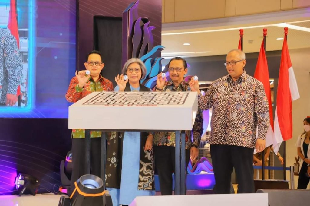 Sekdaprov Jatim Dorong Pemanfaatan QRIS Sebagai Akses Pembayaran Masyarakat Sekdaprov Adhy pada acara Pembukaan Simfoni Rupiah sekaligus Launching Pasar dan Pusat Perbelanjaan S.I.AP QRIS di Atrium Tunjungan Plaza 6, Surabaya, Kamis (25/8/2022) / Humas Pemprov Jatim