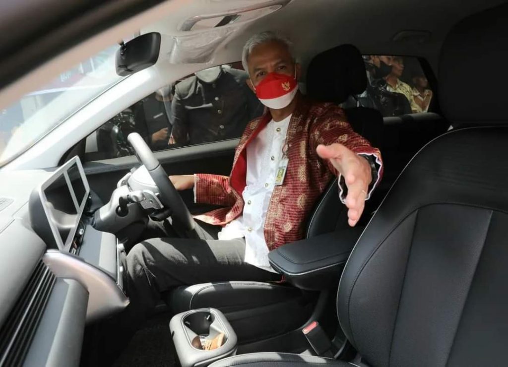 Pemprov Jawa Tengah Mulai Gunakan Mobil Listrik sebagai Mobil Dinas Launching mobil listrik milik Dinas ESDM setempat di Desa Krendowahono, Kecamatan Gondangrejo, Kabupaten Karanganyar, Kamis (25/8/2022)
