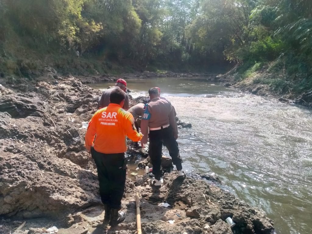 Diduga Hanyut, Polsek Pakisaji Lakukan Pencarian Korban di Sungai Brantas Polsek Pakisaji gerak cepat lakukan pencarian bersama tim sar lakukan pencarian