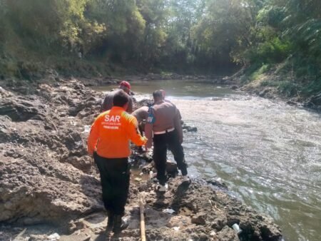 Diduga Hanyut, Polsek Pakisaji Lakukan Pencarian Korban di Sungai Brantas Polsek Pakisaji gerak cepat lakukan pencarian bersama tim sar lakukan pencarian