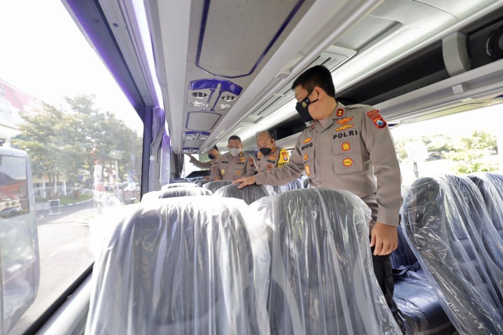 Tunjang Pelayanan Masyarakat, Kapolda Jatim Mengecek Tiga Bus Hibah Kapolda Jatim Irjen Pol Nico Afinta melakukan pengecekan kendaraan berupa tiga unit Bus yang didapat dari hibah.