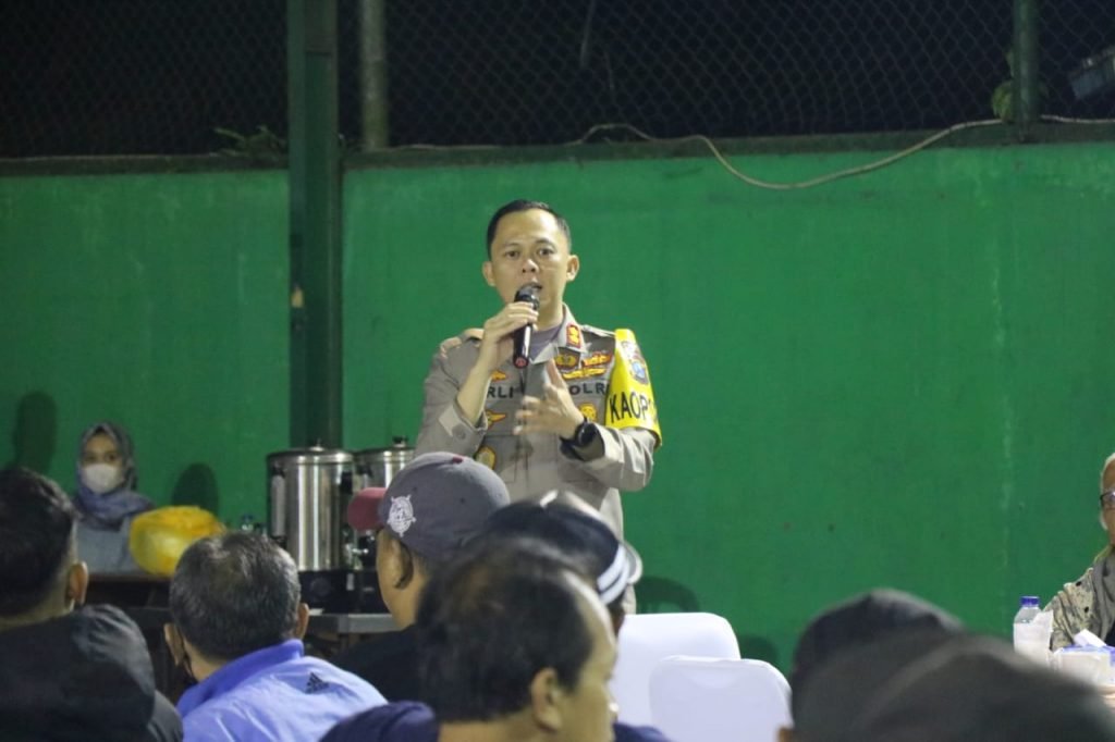 Perkokoh Silaturahmi, Kapolres Malang Ajak Aremania Sukseskan Liga 1 AKBP Ferli Hidayat saat memberikan sambutan dalam giat silaturahmi Polres Malang dan Aremania Malang Raya