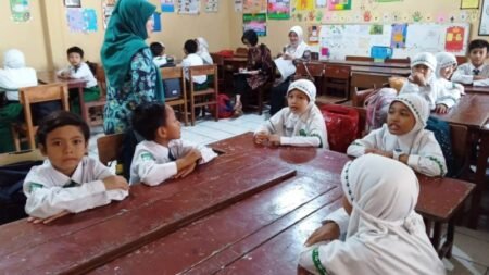 Dana BOS Kemenag Tahap 2 Cair Minggu Ini, Ini Besaran dan Alur Pencairannya Monitoring di MI Al-Maarif 02 Palang, Pasuruan, Jawa Timur. (Foto: NU Online/Sunan)