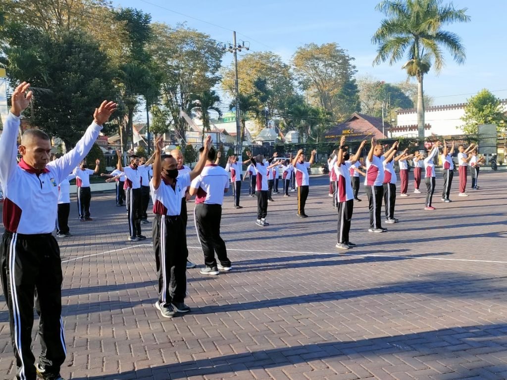 Begini Cara Polres Malang Jaga Kebugaran Fisik Personelnya Polres Malang rutin menggelar kegiatan olahraga pagi pada hari Sabtu