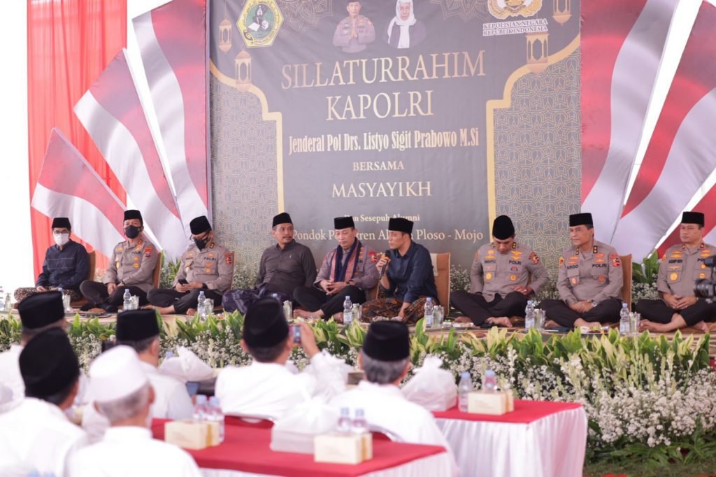 Silaturahmi dengan Masyayikh Ponpes Al Falah Ploso Kediri, Ini Pesan Kapolri Kapolri Jenderal Listyo Sigit Prabowo bersilaturahmi bersama Masyayikh dan sesepuh serta pengasuh Pondok Pesantren (Ponpes) Al Falah Ploso