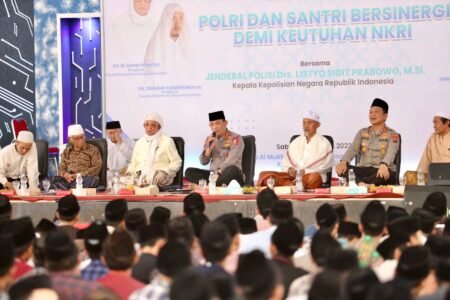 Kapolri Hadiri Khotmil Qur’an dari Polri untuk Negeri di Ponpes Lirboyo Kediri Kapolri Jenderal Listyo Sigit Prabowo menghadiri "Khotmil Qur'an Dari Polri Untuk Negeri" dalam rangka peringatan kemerdekaan Republik Indonesia di Pondok Pesantren (Ponpes) Lirboyo Kota Kediri