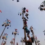 Sejarah dan Filosofi Panjat Pinang, Lomba Seru Perayaan 17 Agustus