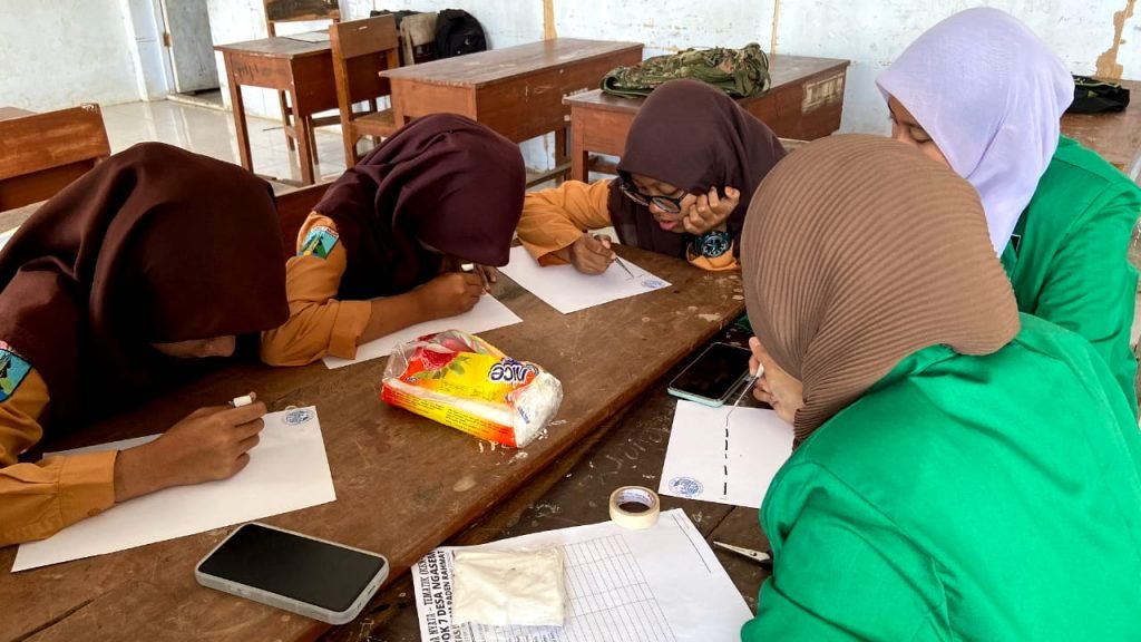 Pelatihan Hena Art Ala Mahasiswa KKN-T Unira Malang Mahasiswa KKN-T Unira Malang saat melaksanakan pelatihan Hena Art