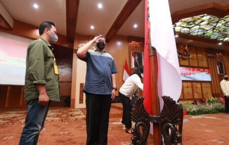 15 Anggota Jamaah Islamiyah Jatim Ikrar Setia Kepada NKRI dan Pancasila 15 Anggota Jamaah Islamiyah (JI) Jawa Timur kembali dipelukan NKRI dengan melakukan Ikrar kesetiaan kepada NKRI dan Pancasila, serta mencabut Bai'at anggota Jamaah Islamiyah (JI)