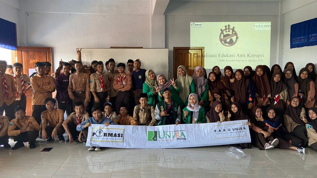 Cegah Korupsi, Mahasiswa KKN-T Unira Malang Gelar Edukasi Anti Korupsi untuk Siswa Mahasiswa KKN-T Unira Malang bersama siswa-siswi di SMK Riyadlul Qur’an usai melakukan sosialisasi anti korupsi