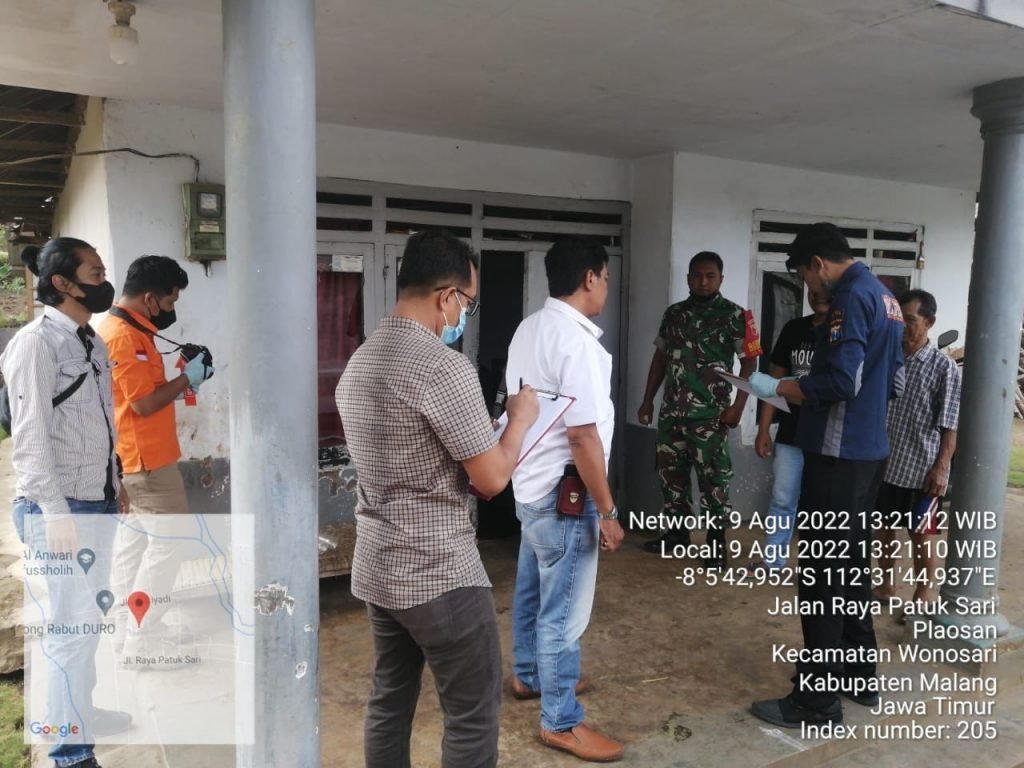 Polres Malang Selidiki Kasus Miras yang Menyebabkan Kematian di Wonosari Kapolres Malang AKBP Ferli Hidayat SH SIK MH melalui Kapolsek Wonosari, AKP Anwari Sidik dan Anggota jajaran Polsek Wonosari segera menyelidiki kasus kematian warga dan secepatnya menyita Miras tanpa merk