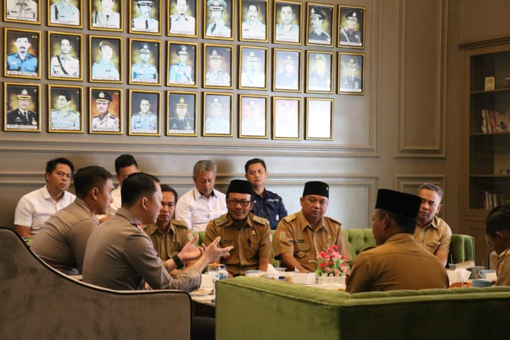 Rancang Media Center, Kapolres Malang Berikan Edukasi Media Kepada Asosiasi Kepala Desa Kapolres Malang AKBP Ferli Hidayat bersama Pejabat Utama Polres Malang menerima audiensi dari Asosiasi Kepala Desa (AKD) Kabupaten Malang