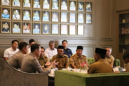 Rancang Media Center, Kapolres Malang Berikan Edukasi Media Kepada Asosiasi Kepala Desa Kapolres Malang AKBP Ferli Hidayat bersama Pejabat Utama Polres Malang menerima audiensi dari Asosiasi Kepala Desa (AKD) Kabupaten Malang