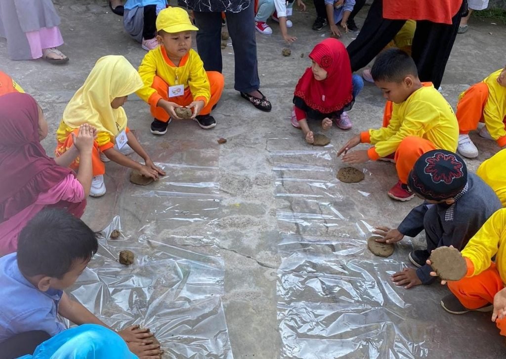 Mahasiswa KKN UPI Lestarikan Kerajinan Gerabah Mahasiswa KKN UPI Kampus Purawakarta dengan Desa Mulyamekar, Kecamatan Babakancikao, Kabupaten Purwakarta telah melaksanakan kegiatan pelestarian gerabah