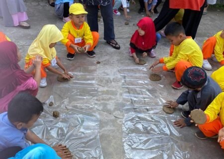 Mahasiswa KKN UPI Lestarikan Kerajinan Gerabah Mahasiswa KKN UPI Kampus Purawakarta dengan Desa Mulyamekar, Kecamatan Babakancikao, Kabupaten Purwakarta telah melaksanakan kegiatan pelestarian gerabah