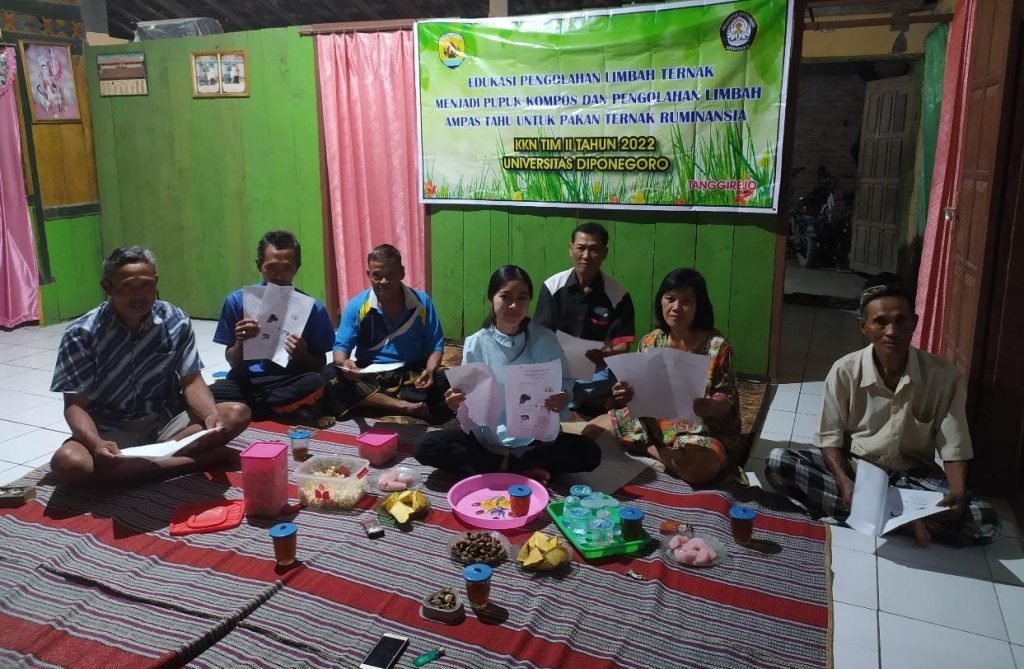 Mahasiswi KKN Undip Bantu Petani dan Peternak untuk Mendapatkan Pupuk Gratis Mahasiswa Kkn Undip bantu peternak dan petani
