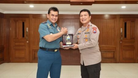 Kapolda Jatim Menerima Kunjungan Pangkoarmada II dan Danlantamal V Surabaya Kapolda Jawa Timur Irjen Pol Nico Afinta menerima dengan hangat kunjungan kehormatan Pangkoarmada II dan Danlantamal V Surabaya
