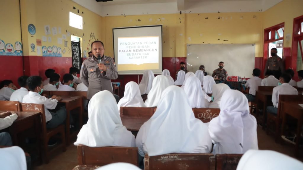 Sat Binmas Polres Malang Beri Binluh Bangun Budaya dan Karakter Pelajar Kasat Binmas Polres Malang AKP Indra Subekti bersama Kanit Binkamsa Polres Malang Aiptu Bambang berikan bimbingan penyuluhan pada siswa siswi pelajar