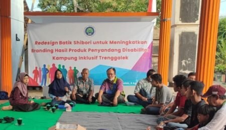 Departemen PLB UM Berkolaborasi Meningkatkan Branding Batik Shibori Kampung Inklusif Trenggalek Departemen Pendidikan Luar Biasa (PLB) Universitas Negeri Malang melakukan kolaborasi dengan Yayasan “Naeema” Trenggalek
