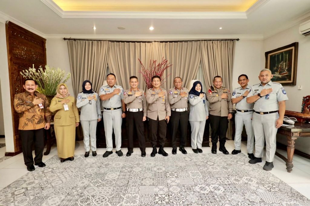 Kapolda Jatim Bersama Kakorlantas Polri Berikan Sosialisasi Penghapusan Registrasi Ranmor Kapolda Jawa Timur Irjen Pol Nico Afinta mendampingi kunjungan kerja Kakorlantas Polri Irjen. Pol. Firman Santyabudi beserta rombongan