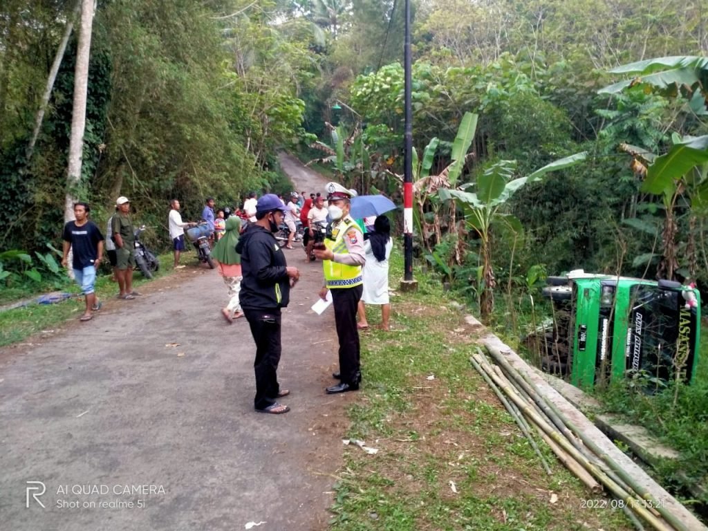 Sat Lantas Polres Malang Quick Respon Evakuasi Korban Bus Terguling di Wonosari Kasat Lantas Polres Malang AKP Agnis Juwita Manurung bersama Unit Laka Sat Lantas Polres Malang Aiptu Budi Nursanto berhasil mengevakuasi Korban Laka Lantas kendaraan bus terguling di Wonosari