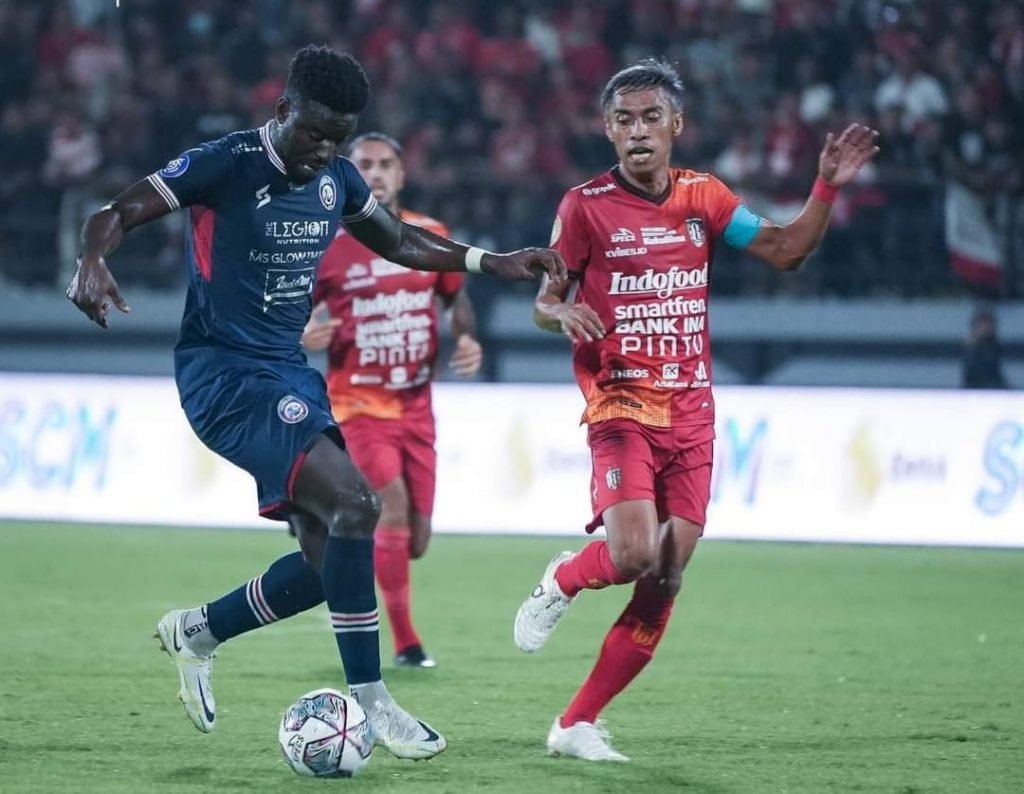 Liga 1, Arema FC Sukses Bungkam Bali United 2-1 Pemain Arema FC membawa bola saat menghadapi Bali United