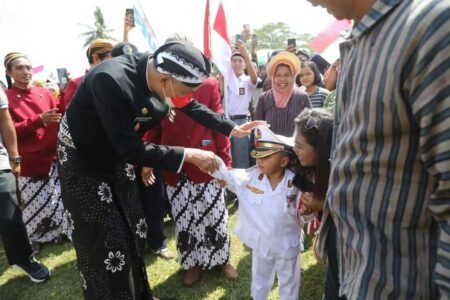 Potret Kemeriahan Karnaval Warga Dusun Segrumung Kendal, Dihadiri Ganjar Gubernur Jawa Tengah Ganjar bersama warga Dusun Segrumung Kendal dalam acara Karnaval / Humas Pemprov Jateng