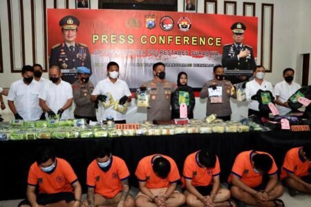 Bongkar Kasus Narkotika, Polrestabes Surabaya Sita 90,7 kg Sabu dan 13,6 kg Ganja Polrestabes Surabaya melakukan press conference pengungkapan kasus narkotika / humas Polrestabes Surabaya