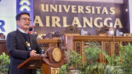 Bicara Wawasan Kebangsaan di Unair, Kapolda Jatim Sebut Mahasiswa Harus Adaptif Kapolda Jatim Irjen Pol Nico Afinta memberikan sambutan dan pembekalan materi wawasan kebangsaan dalam pengukuhan mahasiswa baru program pendidikan sarjana dan vokasi Universitas Airlangga (Unair) tahun ajaran 2022 - 2023