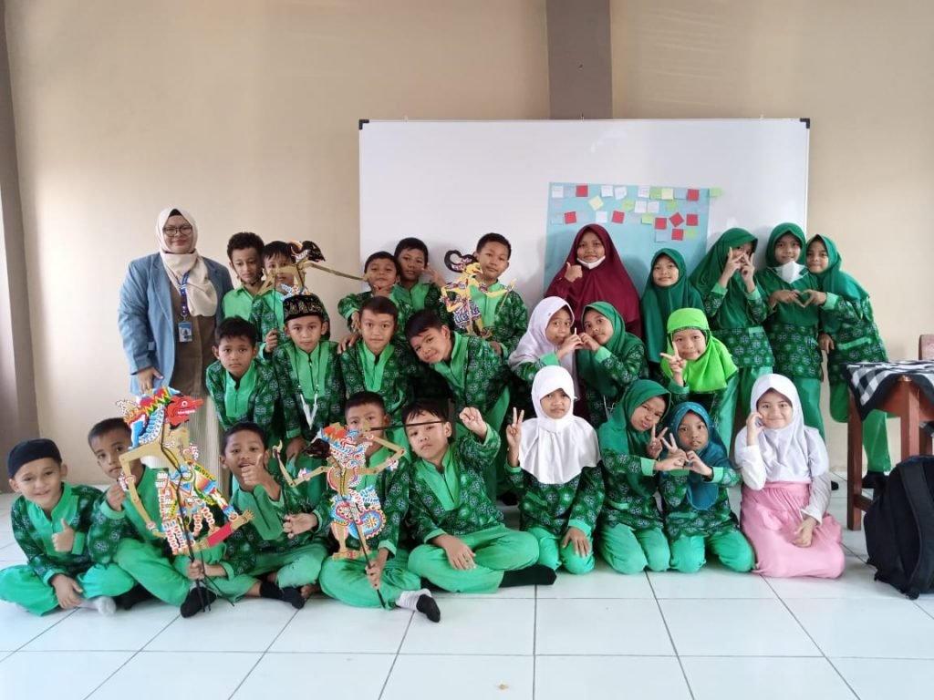 KKN UPI 2022 Bangun Karakter Anak Melalui Pendekatan Permainan Tradisional Mahasiswa KKN UPI 2022 bangun karakter anak melalui permainan tradisional / ist