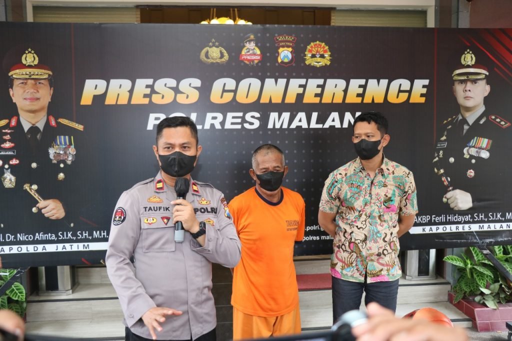 Sat Reskrim Polres Malang Ringkus Pelaku Curas yang Viral di Medsos Kasi Humas Polres Malang Iptu A. Taufik saat melakukan press conference di lobi Mapolres Malang, Kecamatan Kepanjen, Kabupaten Malang, Jumat (19/08)