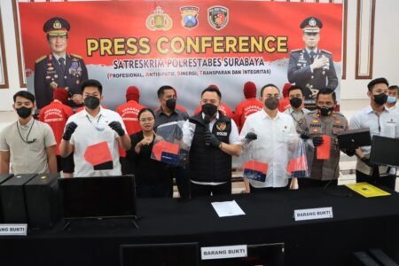 Berhasil Bongkar Sindikat Judi Online, Polrestabes Surabaya Amankan 7 Pelaku Press conference Polrestabes Surabaya dalam kasus sindikat Judi Online / Humas Polrestabes Surabaya