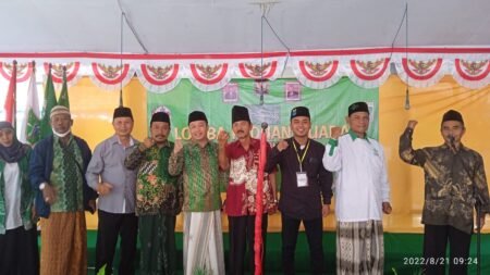 Pemuda Nahdliyin Sumberagung Gelar Lomba Panduan Suara Mars Ya Lal Wathon Pemuda Nahdliyin bersama Kepala Desa Sumberagung, Ketua Ranting NU Sumberagung, Anggota DPRD Kabupaten Malang, dan tokoh masyarakat / ist