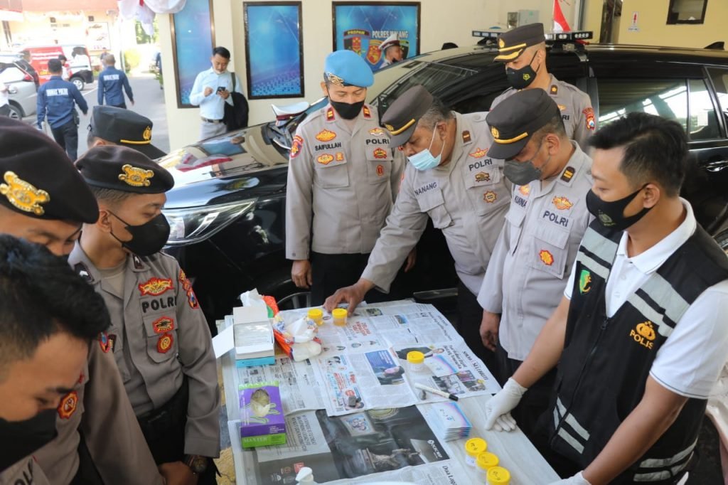 Propam Polres Malang Razia Kendaraan Milik Anggota Hingga Lakukan Tes Urine Propam Polres Malang hari ini Selasa (23/8/2022) menggelar operasi Gaktibplin sedang bagi seluruh personel