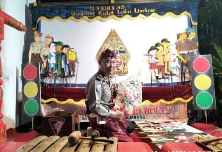 Unik!, Polres Jombang Berikan Imbauan Kamtibmas Melalui Wayang Kulit Iptu Sartono anggota Polres Jombang saat memberikan imbauan kamtibmas melalui wayang kulit