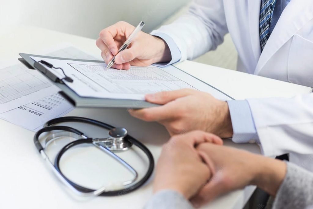 4 Mitos Seputar Kolesterol, Jangan Mudah Percaya Ilustrasi dokter memeriksa kolesterol pasien / freepik
