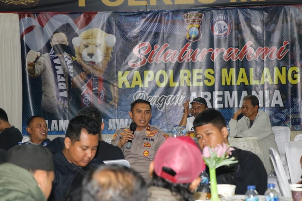 Ikuti Forum Silaturahmi, Aremania-Jakmania Komitmen Kedepankan Sportifitas Waka Polres Malang Kompol Rizky Tri Putra bersama Aremania dan The Jakmania dalam Forum Silaturahmi