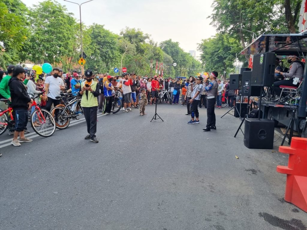 Siarkan Kirab Merah Putih, Polda Jatim Hibur Masyarakat di CFD Taman Bungkul Surabaya Polda Jawa Timur saat menghibur masyarakat di Car Free Day (CFD) Taman Bungkul Surabaya.