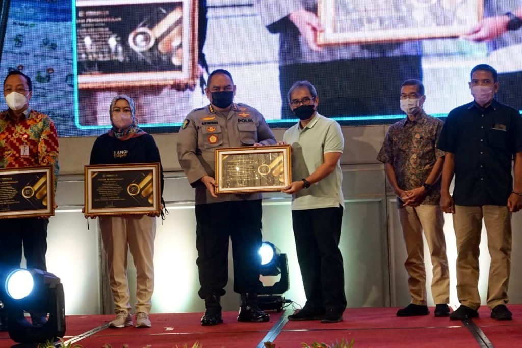 Andil dalam Inovasi Kesehatan, Polda Jatim Sabet Penghargaan Dari BPJS Kesehatan Polda Jatim menerima Top 10 Penghargaan dari BPJS Kesehatan / Humas Polda Jatim