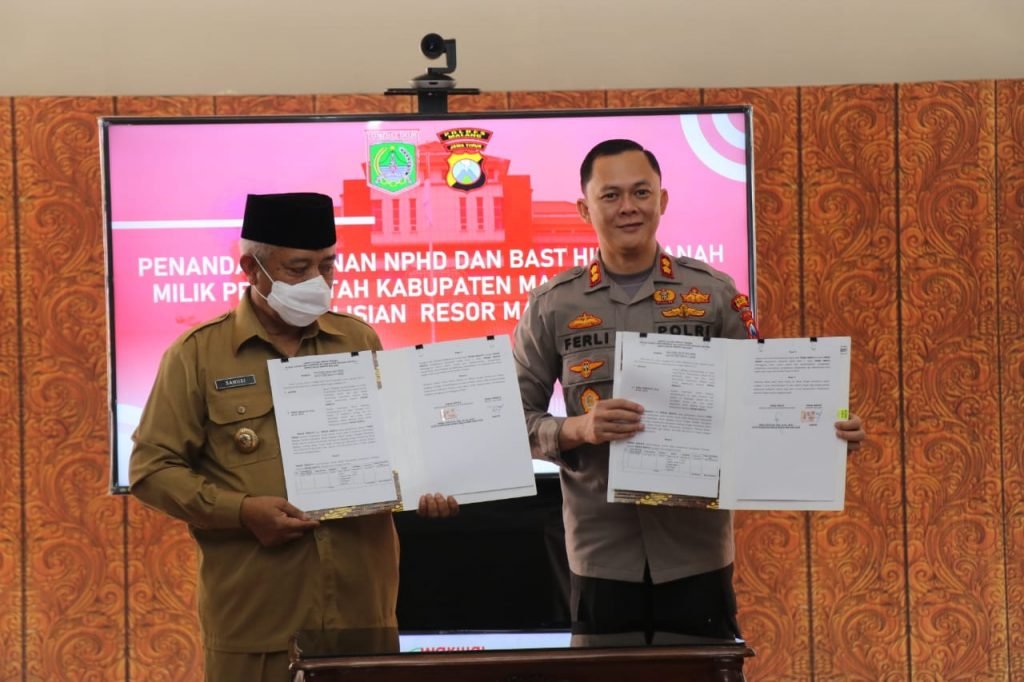 Permudah Pelayanan Masyarakat, Polres Malang Bakal Bangun Satpas Prototipe Bupati Malang H.M Sanusi bersama Kapolres Malang, AKBP Ferli Hidayat saat menunjukkan dokumen tanah hibah Pemkab Malang / Humas Polres Malang