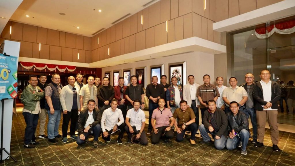 Dorong Semangat Anggota, Kapolda Jatim Ajak Nonton Film Sayap-sayap Patah Kapolda Jawa Timur Irjen Pol Nico Afinta mengajak seluruh jajaran Pejabat Utama Polda Jatim dan anggota untuk nonton bareng film Sayap-sayap Patah disalah satu Bioskop di Surabaya, pada Senin (29/8/2022).