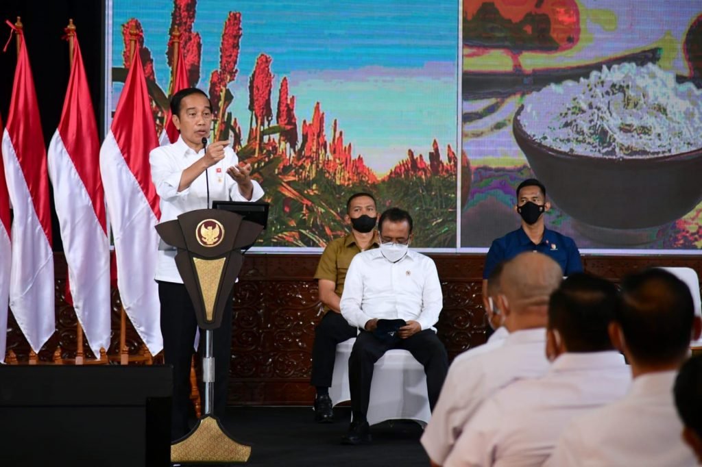 Tiga Bansos Pemerintah Memuluskan Kenaikan Harga BMM Subsidi Ilustrasi skema pemberian bansos oleh pemerintah jelang kenaikan harga BBM / setneg