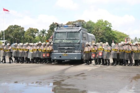 Kuatkan Kekompakan, Sat Samapta Polres Malang Menggelar Latihan Pengendalian Massa Latihan pengendalian massa oleh Sat Samapta Polres Malang