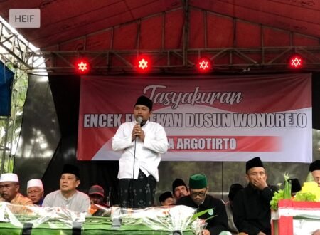 Potret Pelaksanaan Encek Encek an Desa Argotirto, Wadah untuk Bersyukur Kepala Desa Argotirto, Ahmad Sholeh saat memberikan sambutan dalam acara encek encek