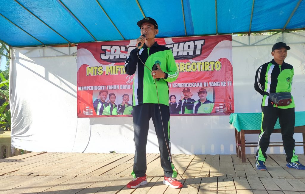 Peringati Hari Jadi ke 28, MTs Miftahul Ulum Wonorejo Argotirto Gelar Jalan Sehat Kepala sekolah MTs Miftahul Ulum, Solikin. Ars, S.Pd., M.Pd saat memberikan sambutan