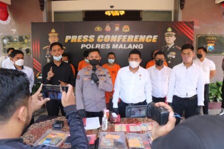 Berantas Judi Online, Sat Reskrim Polres Malang Amankan 7 Pelaku Sat Reskrim Polres Malang saat melakukan press conference terkait kasus judi online