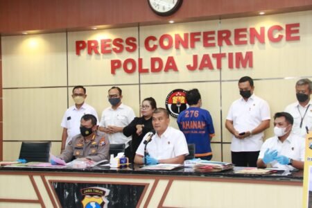 Polda Jatim Ringkus Mafia Tanah Berkedok Dana Investasi, Rugikan Milyaran Rupiah Press Conference Direktorat Reserse Kriminal Umum (Ditreskrimum) Polda Jatim dalam kasus mafia tanah
