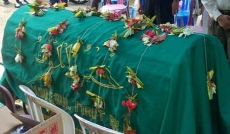 Hukum Meletakkan Kembang Ronce Di atas Lurup atau Tutup Keranda, LBMNU Turen Hukum meletakkan kembang ronce di atas lurup (kain tutup keranda) yang terdapat tulisan ayat-ayat Al-Qur’an
