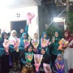 Peserta KKN Unikama Mengadakan Pelatihan Dan Strategi Pemasaran Bucket Snack Untuk Ibu PKK Di Desa Sutojayan
